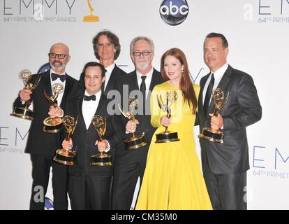 Steven Shareshian Jay Roach Danny Strong Gary Goetzman Julianne Moore Tom Hanks Inpress room64th Primetime Emmy Awards - Presse Stockfoto