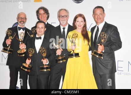 Steven Shareshian Jay Roach Danny Strong Gary Goetzman Julianne Moore Tom Hanks Inpress room64th Primetime Emmy Awards - Presse Stockfoto