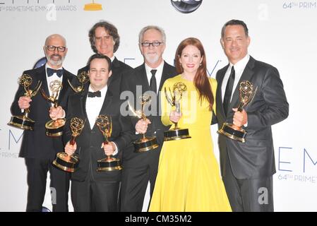 Steven Shareshian Jay Roach Danny Strong Gary Goetzman Julianne Moore Tom Hanks Inpress room64th Primetime Emmy Awards - Presse Stockfoto