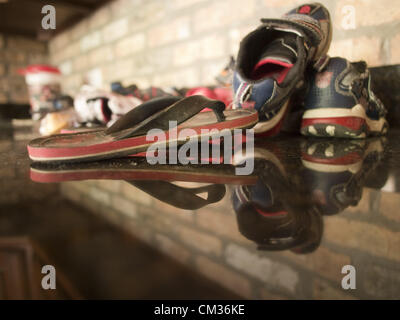 15. März 2012 - Covington, Louisiana, USA - ein Junge Schuhe bleiben auf dem Boden eines ansonsten aufgegeben Innenraum ein ausgeschlossenes Haus in Covington, Louisiana, Uniited Staaten von Amerika (Credit-Bild: © David H. Wells/ZUMAPRESS.com) Stockfoto