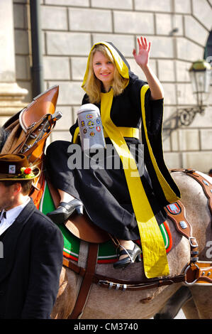 München, Deutschland. 23. September, 2012. Die Parade der größten Biergarten der Welt - Festival, Oktoberfest, fährt durch die Stadt München, Deutschland. Das Mädchen Maria Newrzella, gekleidet in den Farben der München mit einem Bierkrug, stellt die symbolische Talisman für München und war Teil der 8900 Teilnehmer dieser öffentlichen Parade. Stockfoto