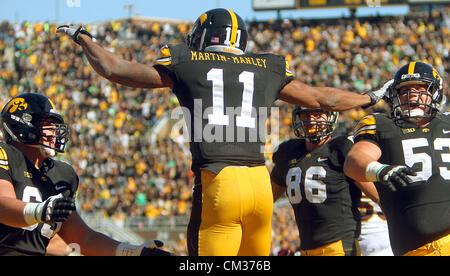 22. September 2012 - Iowa City, Iowa, USA - Iowa Empfänger Kevonte Martin-Manley feiert seine Touchdow mit Teamkollegen, Samstag, 22. September 2012, während der ersten Hälfte Aktion Kinnick Stadium in Iowa City. Zentrale Michigan gewann 32-31. (Kredit-Bild: © John Schultz/Quad-Stadt Times/ZUMAPRESS.com) Stockfoto