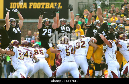 22. September 2012 springt der Iowa - Iowa City, Iowa, USA - vordere Verteidigungslinie, um einen David Harman 47-Yard, Spiel gewinnen Fieldgoal, Samstag, 22. September 2012, während der zweiten Hälfte Aktion Kinnick Stadium in Iowa City zu blockieren. (Kredit-Bild: © John Schultz/Quad-Stadt Times/ZUMAPRESS.com) Stockfoto