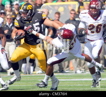 22. September 2012 - Iowa City, Iowa, USA - Iowa Mark Weisman gerade Arme Central Michigan Jaret Chapman, Samstag, 22. September 2012, während der zweiten Hälfte Aktion Kinnick Stadium in Iowa City. (Kredit-Bild: © John Schultz/Quad-Stadt Times/ZUMAPRESS.com) Stockfoto