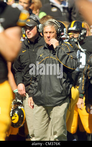 22. September 2012 - Iowa City, Iowa, USA - Iowa Cheftrainer Kirk Komondor geht der Seitenlinie, Samstag, 22. September 2012, während der ersten Hälfte Aktion Kinnick Stadium in Iowa City. Zentrale Michigan gewann 32-31. (Kredit-Bild: © John Schultz/Quad-Stadt Times/ZUMAPRESS.com) Stockfoto
