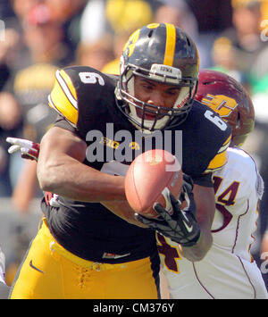 22. September 2012 - Iowa City, Iowa, USA - Iowa Keenan Davis wird einerseits auf den ball, aber kann nicht festhalten, Samstag, 22. September 2012, während der ersten Hälfte Aktion Kinnick Stadium in Iowa City. Zentrale Michigan gewann 32-31. (Kredit-Bild: © John Schultz/Quad-Stadt Times/ZUMAPRESS.com) Stockfoto