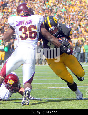 22. September 2012 - Iowa City, Iowa, USA - Iowa Mark Weisman von Central Michigan Avery Cunningham, Samstag, 22. September 2012, auf einen 5-Yard-Touchdown während der zweiten Hälfte Aktion Kinnick Stadium in Iowa City getroffen. (Kredit-Bild: © John Schultz/Quad-Stadt Times/ZUMAPRESS.com) Stockfoto