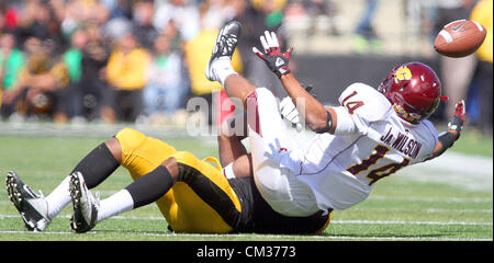 22. September 2012 - Iowa City, Iowa, USA - Central Michigan Jason Wilson gibt einen zweiten Versuch, den Ball aus Iowa Keenan Davis, Samstag, 22. September 2012, während der zweiten Hälfte Aktion Kinnick Stadium in Iowa City abzufangen. (Kredit-Bild: © John Schultz/Quad-Stadt Times/ZUMAPRESS.com) Stockfoto
