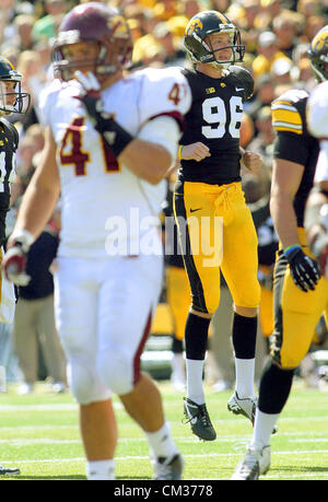 22. September 2012 - Iowa City, Iowa, USA - Iowa Kicker Mike Meyer feiert sein 46-Yardfield Ziel, die Falken 24-23 spät ins Spiel, Samstag, 22. September 2012, während der zweiten Hälfte Aktion Kinnick Stadium in Iowa City zu bringen. (Kredit-Bild: © John Schultz/Quad-Stadt Times/ZUMAPRESS.com) Stockfoto