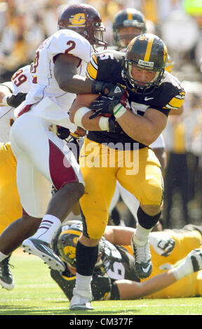 22. September 2012 - Iowa City, Iowa, USA - Iowa Mark Weisman von Central Michigan Lorenzo White, Samstag, 22. September 2012, während der zweiten Hälfte Aktion Kinnick Stadium in Iowa City getroffen. (Kredit-Bild: © John Schultz/Quad-Stadt Times/ZUMAPRESS.com) Stockfoto