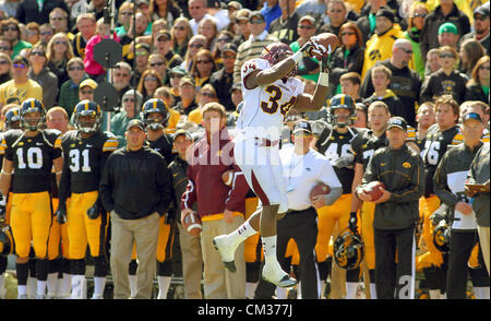 22. September 2012 - Iowa City, Iowa, USA - Central Michigan Zurlon Tipton macht den Fang vor der Iowa-Bank, Samstag, 22. September 2012, während der zweiten Hälfte Aktion Kinnick Stadium in Iowa City. (Kredit-Bild: © John Schultz/Quad-Stadt Times/ZUMAPRESS.com) Stockfoto