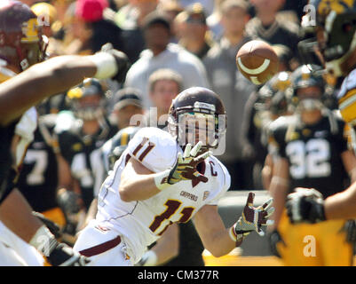 22. September 2012 hält - Iowa City, Iowa, USA - Central Michigan Cody Wilson seine Augen auf den ball wie er den Fang, Samstag, 22. September 2012, während der zweiten Hälfte Aktion Kinnick Stadium in Iowa City macht. (Kredit-Bild: © John Schultz/Quad-Stadt Times/ZUMAPRESS.com) Stockfoto