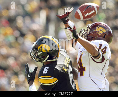 22. September 2012 bricht - Iowa City, Iowa, USA - Central Michigan Jason Wilson einen Pass für Keenan Davis, Samstag, 22. September 2012, während der zweiten Hälfte Aktion Kinnick Stadium in Iowa City bestimmt. (Kredit-Bild: © John Schultz/Quad-Stadt Times/ZUMAPRESS.com) Stockfoto