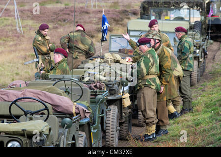 Männer gekleidet als WW2 Soldaten während der Gärtnerei Memorial, Ginkelse Heide, Niederlande, auf Samstag, 22. September 2012, 68 Jahre nach der Operation Market Garden. Market Garden war eine große alliierte militärische Operation in der gleichen Gegend im September 1944 Stockfoto