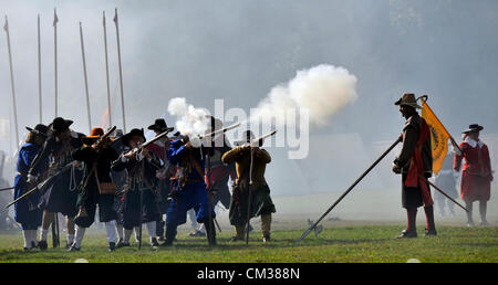Rekonstruktion der Schlacht von Bila Hora fand in Prag, Tschechische Republik, 23. September 2012. Die Schlacht von Bila Hora war die wichtigste Schlacht im Dreißigjährigen Krieg und Tschechische Geschichte für sehr lange Zeit beeinflusst. Armeen von den böhmischen Ständen und dem Kaiser Ferdinand II. am 8. November 1620 begegnete. Böhmischen Stände wurden besiegt die bedeutete das Ende der Rebellion gegen die Rulerin und den Beginn des "Dunklen Zeitalters". Besucher des Wiederaufbaus sah Hunderte von Soldaten, Stände mit traditionellen Kunsthandwerk und andere Attraktionen. (CTK Foto/Vit Simanek) Stockfoto