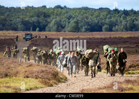 Fallschirmjäger aus verschiedenen Nationen zu Fuß zum Treffpunkt nach sein Fallschirm über der Ginkelse Heide in der Gärtnerei-Gedenkstätte, Ginkelse Heide, Niederlande, auf Samstag, 22. September 2012, 68 Jahre nach der Operation Market Garden. Market Garden war eine große alliierte militärische Operation in der gleichen Gegend im September 1944 Stockfoto