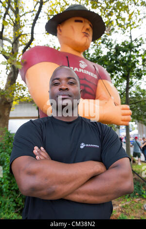 22. September 2012 - ist Bellmore, New York USA - TRAVANO BARRETT, Gunnery Sergeant, USMC Station Commander bei RSS Hicksville, im Bereich Marine Military Expo Teil der 26. jährliche Bellmore Familie Street Festival. Mehr Menschen als gut über 120.000, die den Long-Island-Messe im vergangenen Jahr besuchten erwartet wurden. Stockfoto