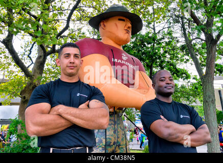 22. September 2012 - Bellmore, New York USA - L, R, NOUEL TORRES, Sergeant, USMC Recruiter und TRAVANO BARRETT, Gunnery Sergeant, USMC Station Commander bei RSS Hicksville, sind im recruiting-Bereich des militärischen Expo des 26. jährlichen Bellmore Familie Street Festival Marine. Mehr Menschen als gut über 120.000, die den Long-Island-Messe im vergangenen Jahr besuchten erwartet wurden. Stockfoto