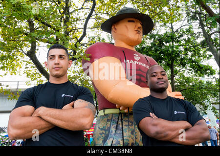 22. September 2012 - Bellmore, New York USA - L, R, NOUEL TORRES, Sergeant, USMC Recruiter und TRAVANO BARRETT, Gunnery Sergeant, USMC Station Commander bei RSS Hicksville, sind im recruiting-Bereich des militärischen Expo des 26. jährlichen Bellmore Familie Street Festival Marine. Mehr Menschen als gut über 120.000, die den Long-Island-Messe im vergangenen Jahr besuchten erwartet wurden. Stockfoto
