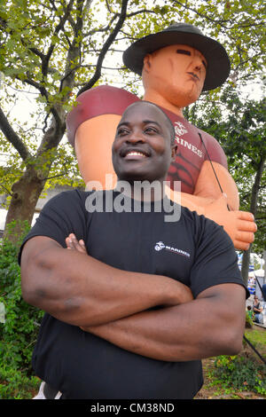 22. September 2012 - ist Bellmore, New York USA - TRAVANO BARRETT, Gunnery Sergeant, USMC Station Commander bei RSS Hicksville, im Bereich Marine Military Expo Teil der 26. jährliche Bellmore Familie Street Festival. Mehr Menschen als gut über 120.000, die den Long-Island-Messe im vergangenen Jahr besuchten erwartet wurden. Stockfoto