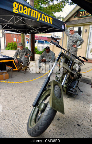 22. September 2012 - Bellmore, New York USA - bei der militärischen Expo Abschnitt des 26. jährlichen Bellmore Familie Street Festival, sind US Armee Hubschrauber (Motorräder) und Soldaten, die ArmeerekrutiererInnen sind. Mehr Menschen als gut über 120.000, die den Long-Island-Messe im vergangenen Jahr besuchten erwartet wurden. Stockfoto