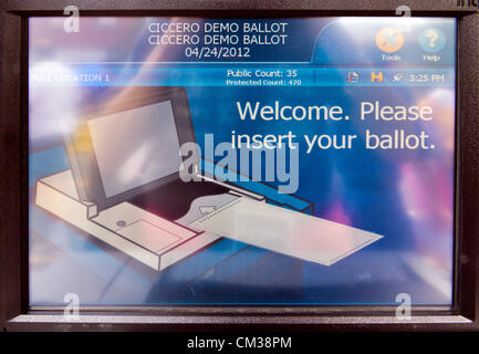 22. September 2012 - Bellmore, New York USA - Willkommensseite auf Bildschirm Nassau County Board of Wahlen neue Abstimmungsmaschine - ein tragbares elektronisches Abstimmungssystem -, die Wähler mit am Stand auf dem 26. Bellmore Familie Street Festival üben können. Mehr Menschen als der Brunnen über 120 000, die der Long-Island-Messe im vergangenen Jahr besuchten erwartet wurden. Stockfoto