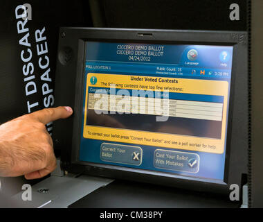 22. September 2012 - Bellmore, New York USA - Nassau County Board of Wahlen hat eine neue Abstimmungsmaschine - ein tragbares elektronisches Abstimmungssystem -, die Wähler mit am Stand auf dem 26. Bellmore Familie Street Festival üben können. Mehr Menschen als gut über 120.000, die den Long-Island-Messe im vergangenen Jahr besuchten erwartet wurden. Stockfoto