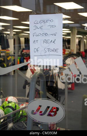 24. September 2012. Überschwemmungen schließt speichern JJB Sports, Ravenside Retail Park, am Tag es wurde bekannt gegeben, dass das Unternehmen sind Verwaltung, eingehen, Chesterfield, Derbyshire, UK Stockfoto