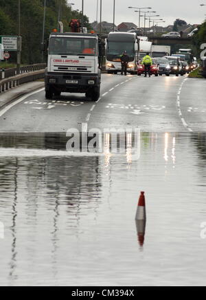 24. September 2012. Poloice Halt Verkehr als LKW nähert sich Überschwemmungen A617 - A61 Hörner Brücke Kreisverkehr, Chesterfield, Derbyshire, UK. Stockfoto