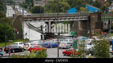 24. September 2012. Verkehrschaos wegen Hochwassers an der A617 - A61 Hörner Brücke Kreisverkehr, Chesterfield, Derbyshire, UK. Stockfoto