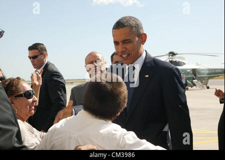 24. September 2012 kommt für den Start der United Nation Generalversammlung - New York, New York, US - Präsident Barack Obama am John-F.-Kennedy-Airport in N.Y.C. .    Â © 2012 Präsident Barack Obama trifft Joshua Alvarez von East Rockaway N.Y.(Credit Image: © Bruce Cotler/Globe Photos/ZUMAPRESS.com) Stockfoto