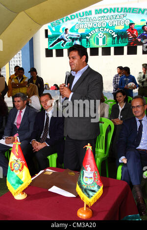 LA PAZ, Bolivien, 24. September 2012. Der Bürgermeister von La Paz Luis Revilla hält eine Rede während einer feierlichen Eröffnung für eine Sportschule. Zu seiner linken ist der Real Madrid-Direktor für internationale Beziehungen und-Trainer Emilio Butragueño. Stockfoto