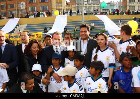 LA PAZ, Bolivien, 24. September 2012. Real Madrid-Direktor für internationale Beziehungen und-Trainer Emilio Butragueño und der Bürgermeister von La Paz Luis Revilla mit Kindern während einer feierlichen Eröffnung für eine Sportschule. Das Projekt ist Teil einer Kampagne von Fundación Real Madrid (der sozialen Zweig des Vereins), in Zusammenarbeit mit lokalen Behörden weitere Sportanlagen für Kinder aus einkommensschwachen Gegenden in Südamerika zu. Stockfoto