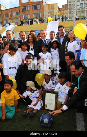 LA PAZ, Bolivien, 24. September 2012. Real Madrid-Direktor für internationale Beziehungen und-Trainer Emilio Butragueño (Mitte) und der Bürgermeister von La Paz Luis Revilla (R) mit Kindern während einer feierlichen Eröffnung für eine Sportschule. Das Projekt ist Teil einer Kampagne von Fundación Real Madrid (der sozialen Zweig des Vereins), in Zusammenarbeit mit lokalen Behörden weitere Sportanlagen für Kinder aus einkommensschwachen Gegenden in Südamerika zu. Stockfoto