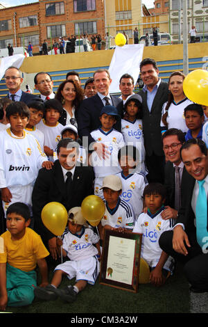 LA PAZ, Bolivien, 24. September 2012. Real Madrid-Direktor für internationale Beziehungen und-Trainer Emilio Butragueño (Mitte) und der Bürgermeister von La Paz Luis Revilla (R) mit Kindern während einer feierlichen Eröffnung für eine Sportschule. Das Projekt ist Teil einer Kampagne von Fundación Real Madrid (der sozialen Zweig des Vereins), in Zusammenarbeit mit lokalen Behörden weitere Sportanlagen für Kinder aus einkommensschwachen Gegenden in Südamerika zu. Stockfoto