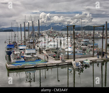 5. Juli 2012 - Borough von Juneau, Alaska, US - Angelboote/Fischerboote, Sportboot, Skiffs und kommerzielle Schiffe in den Hafen von Auke Bay, Alaska angedockt. (Kredit-Bild: © Arnold Drapkin/ZUMAPRESS.com) Stockfoto