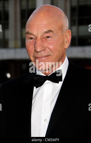 Patrick Stewart Ankünfte 2012 Metropolitan Opera Opening Night Gala - Donizettis L'Elisir d ' Amore Lincoln Center New York NY Stockfoto