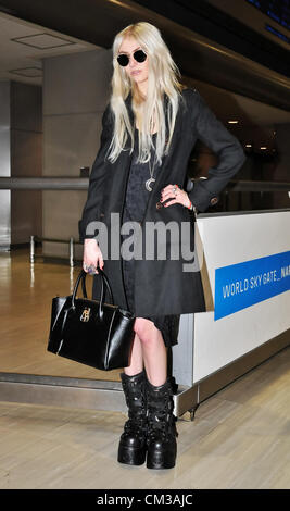 Tokyo, Japan - Taylor Momsen, 24. September 2012: Sängerin Taylor Momsen kommt am internationalen Flughafen Narita in der Präfektur Chiba, Japan. (Foto: AFLO) Stockfoto