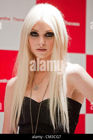 25. September 2012, besucht Tokyo, Japan - amerikanische Schauspielerin, Musikerin und Model, Taylor Momsen, eine Veranstaltung, die Modemarke Samantha Thavasa zu fördern, wo ausgewählte Kunden eingeladen wurden. (Foto von Christopher Jue/AFLO) Stockfoto