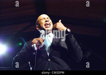 21. September 2012 - Austin, Texas, USA - Newark New Jersey Bürgermeister Corey Booker spricht die die Menge an El Noche Azul bei Sunset Station in San Antonio, Texas am 9/21/2012.During seiner Rede Bürgermeister Booker erwähnt seine bescheidene Erziehung. (Kredit-Bild: © Jeff Newman/Globe Photos/ZUMAPRESS.com) Stockfoto