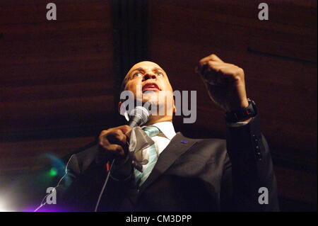 21. September 2012 - Austin, Texas, USA - Newark New Jersey Bürgermeister Corey Booker spricht die die Menge an El Noche Azul bei Sunset Station in San Antonio, Texas am 9/21/2012.During seiner Rede Bürgermeister Booker erwähnt seine bescheidene Erziehung. (Kredit-Bild: © Jeff Newman/Globe Photos/ZUMAPRESS.com) Stockfoto