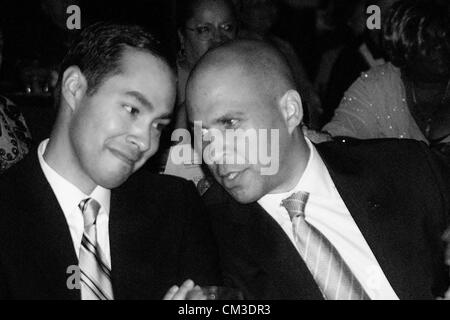 21. September 2012 verleiht - Austin, Texas, Vereinigte Staaten - San Antonio Bürgermeister Julian Castro mit Newark, New Jersey Bürgermeister Corey Booker bei el Noche de Azul in San Antonio, Texas am 21.09.2012. (Kredit-Bild: © Jeff Newman/Globe Photos/ZUMAPRESS.com) Stockfoto