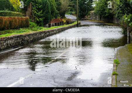 Überflutete Straße nach kurzer Zeit mit sehr starkem Regen Stockfoto