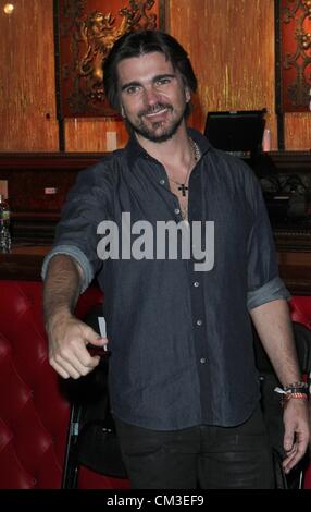 25. September 2012 - Los Angeles, Kalifornien, USA - Juanes. Die XIII Annual Latin Grammy Awards Nominierungen am 25. September 2012 am Belasco Theater, Los Angeles, Kalifornien. USA. (Kredit-Bild: © TLeopold/Globe Photos/ZUMAPRESS.com) Stockfoto