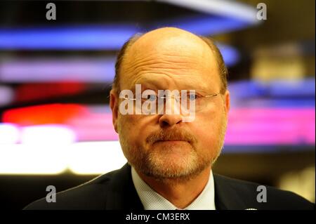 Öffnen Sie 25. September 2012 - Manhattan, New York, USA - MTA Vorsitzender & CEO JOSEPH J. LHOTA (sprechen) und New York City Transit Präsident Thomas F. Prendergast, zusammen mit gewählten Beamten, die neue Übertragung zwischen Bleecker Street 6 uptown Bahnsteig und der Broadway-Lafayette Street BDFM Station in Manhattan heute, 25. September 2012. Darüber hinaus macht die Installation von fünf Aufzügen nun die Station Komplex voll zugänglich für behinderte Kunden in Übereinstimmung mit dem Americans with Disabilities Act. Eine große neue Kunstwerke von Leo Villareal unter dem Titel "Hive" wurde an die Statio installiert Stockfoto