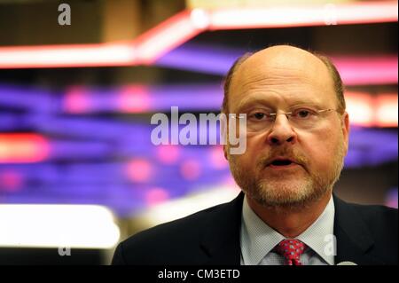 Öffnen Sie 25. September 2012 - Manhattan, New York, USA - MTA Vorsitzender & CEO JOSEPH J. LHOTA (sprechen) und New York City Transit Präsident Thomas F. Prendergast, zusammen mit gewählten Beamten, die neue Übertragung zwischen Bleecker Street 6 uptown Bahnsteig und der Broadway-Lafayette Street BDFM Station in Manhattan heute, 25. September 2012. Darüber hinaus macht die Installation von fünf Aufzügen nun die Station Komplex voll zugänglich für behinderte Kunden in Übereinstimmung mit dem Americans with Disabilities Act. Eine große neue Kunstwerke von Leo Villareal unter dem Titel "Hive" wurde an die Statio installiert Stockfoto