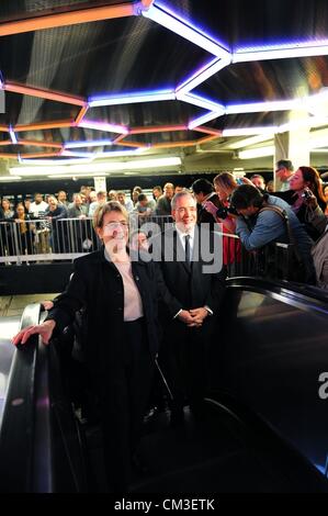 25. September 2012 - Manhattan, New York, USA - NYS abgeordnetes DEBORAH GLICK und Manhattan Borough President SCOTT STRINGER fahren die neue Rolltreppe. Öffnen Sie MTA Vorsitzender & CEO Joseph J. Lhota und New York City Transit Präsident Thomas F. Prendergast, zusammen mit gewählten Beamten, die neue Übertragung zwischen Bleecker Street 6 uptown Bahnsteig und der Broadway-Lafayette Street BDFM Station in Manhattan heute, 25. September 2012. Darüber hinaus macht die Installation von fünf Aufzügen nun die Station Komplex voll zugänglich für behinderte Kunden in Übereinstimmung mit den Amerikanern mit Disabilitie Stockfoto