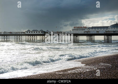 25. September 2012. Strand von Brighton, Sussex, UK. Starker Wind am Meer in Brighton weckt und bringt regelmäßig kräftige Schauer entlang der Südküste. Brighton Pier vor Gewitterhimmel und rauer See zu sehen. Stockfoto