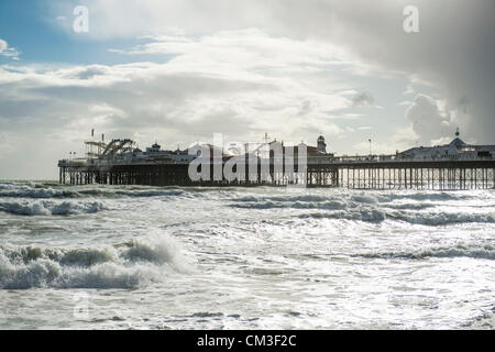 25. September 2012. Strand von Brighton, Sussex, UK. Starker Wind am Meer in Brighton weckt und bringt regelmäßig kräftige Schauer entlang der Südküste. Brighton Pier vor Gewitterhimmel und rauer See zu sehen. Stockfoto