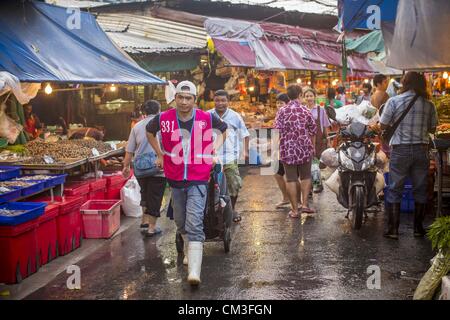 26. September 2012 durchschreitet Khlong Toey Markt in Bangkok - Bangkok, Thailand - A-Porter. Khlong Toey (auch genannt Khlong Toei) Markt ist einer der größten '' nass Märkte '' in Thailand. Der Markt befindet sich mitten in einem von Bangkoks größten Slum-Gebieten und in der Nähe von ursprünglichen Tiefwasser-Hafen der Stadt. Tausende von Menschen leben in der benachbarten Slum-Gegend. Tausende Einkaufen mehr in den weitläufigen Markt für frisches Obst und Gemüse sowie Fleisch, Fisch und Geflügel. (Bild Kredit: Jack Kurtz/ZUMAPRESS.com ©) Stockfoto